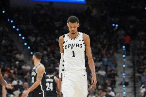 持续低迷！文班：比赛节奏太快了 没见过这么频繁的包夹防守