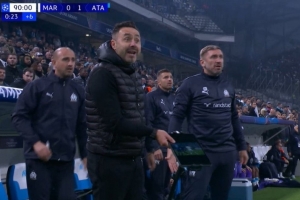 认为亚特兰大手球在先，德泽尔比手持平板中的视频回放向裁判理论