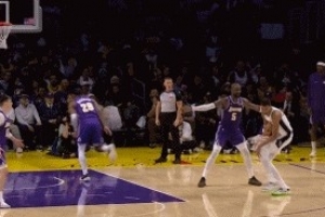 幸无大碍！文班亚马和八村塁对撞膝盖 但二人均继续作战