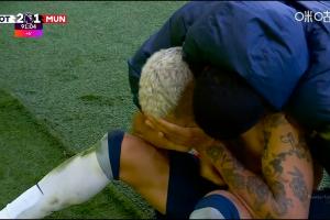 第91分钟破门反超曼联！里沙利松脱衣滑跪庆祝，随后捂脸情难自已