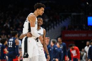 福克斯：文班会成为有史以来最出色的球员之一 我们要帮他实现