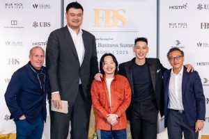 林书豪与姚明&蔡崇信合影：我们像刚进入青春期