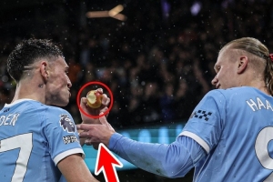 另类庆祝！多库破门之后，哈兰德与福登吃苹果庆祝