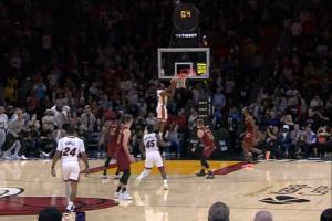 精彩刺激！米切尔高难度三分绝平！维金斯0.4秒空接绝杀骑士