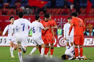 报复动作染红！汪士钦吃到生涯首张红牌，俱乐部+国家队93场15黄