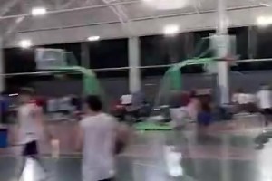 国产卡戴珊的肘子姐单手扔球：毕竟以前练标枪的~