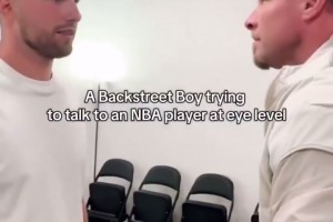 乖宝宝姿站姿！东契奇听完后街男孩演唱会还去后台互动了