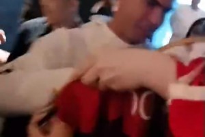 人气火爆！C罗走出酒店电梯，为蹲守酒店的球迷签名