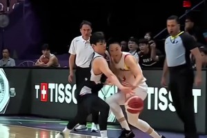 周琦直言胡明轩运球太多：我们后卫总喜欢球在自己手里 可以多传