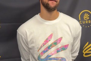 太强了吧！球迷在2K中操纵周琦打爆奥尼尔