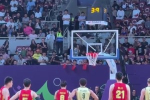 可惜啊！球迷前方拍摄：赵睿关键两罚全中，胡明轩三分就短一点