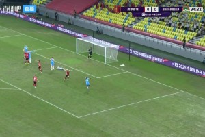 进球无效！莱切特禁区内头球破门，但推人在先被吹