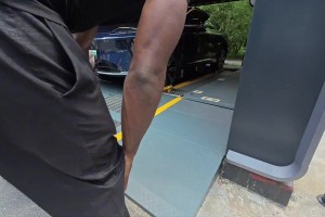 主播王子星：带杰伦-布朗体验蔚来换电！直接趴下观看