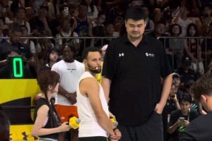 库里&姚明展现最萌身高差，两大传奇中锋梦幻联动！