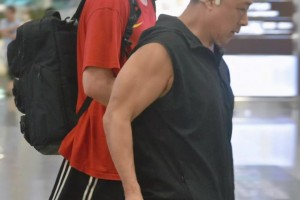 胡明轩抵达深圳机场胡爸爸接机 网友：胡爸爸这身材一看就练过！