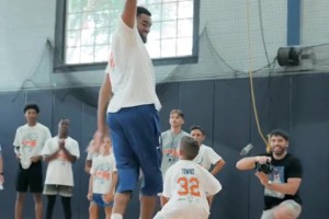 唐斯也干了！唐斯训练营‘“暴揍”小朋友 血帽暴扣不留情面