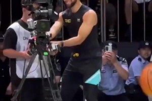 我们小学僧就是爱玩~库里比赛期间强行把玩摄像师的机器