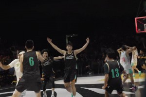 得吹一辈子朱伟皓三分绝杀！对抱头的库里比出“晚安安”庆祝