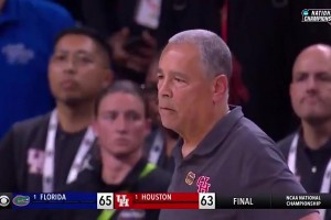 疯三决赛离谱名场面！坚决绝杀出手，结果把球放地上…教练傻眼了