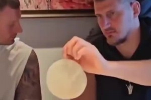 看一次笑一次约基奇中国行吃烤鸭，二哥貌似连薄饼垫纸都吃了