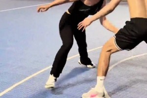 作弊！穿这种球衣让人怎么贴防？