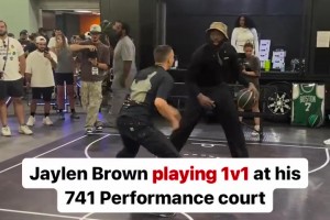 杰伦-布朗和球迷玩单挑，丝滑运球操作轻松投篮得分