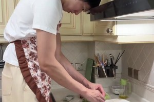 周琦儿子糊糊：爸爸，你投三分不行，但是做灌饼还挺行的