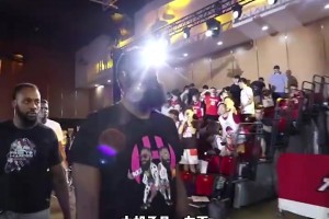 这位真是没少看！网红恶搞：哈登是怎么打球的？