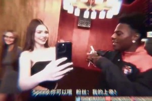 甲亢哥在美女敏感部位上签名，此刻是不是悔恨自己艺名太短了