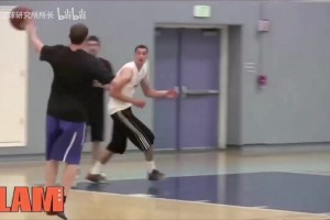 有机会就秀一个滞空暴扣！拉文选秀前的试训！观赏性真的强啊！