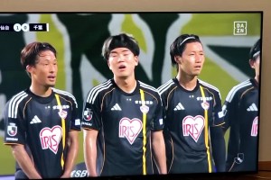 笑死对方？对手罚任意球时仙台七夕人墙高举双手，扭屁股干扰