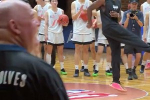 森林狼大叔和“新狼王”爱德华兹在清华大学西体育馆重逢了