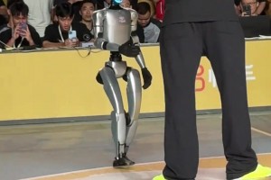 小卡：你是机器人，那我是谁？