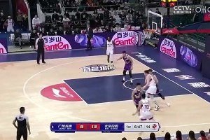 如今广东球迷大喜！重温下崔永熙此前名场面：单臂炸裂隔扣邹雨辰