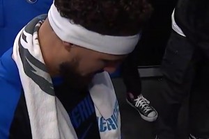 真爱赛后球迷曾拿勇士11号找克莱签名，克莱果断拿过来签了