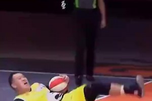 宣布退役！林书豪曾在湖人队内训练中被科比用垃圾话骂的非常惨！