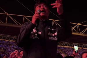 杜震宇带着儿子参加小沈阳演唱会，希望小沈阳为球迷创作一首歌曲