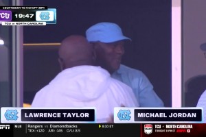 GOAT来了！迈克尔-乔丹现场观战母校北卡大学橄榄球赛