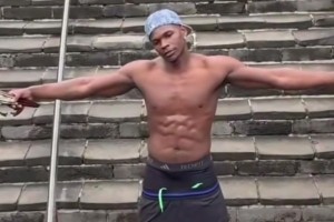 经典西海岸穿搭！华子中国行登长城 裤子拉到内裤都露出来