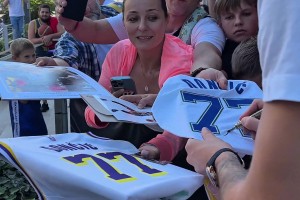 优质偶像✍️场外大批球迷捧独行侠、湖人球衣，东契奇一一签名