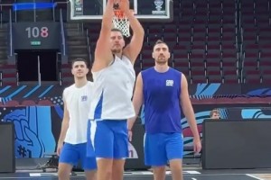 约老师手生了啊！约基奇尝试3次中圈投篮全丢 甚至还有三不沾