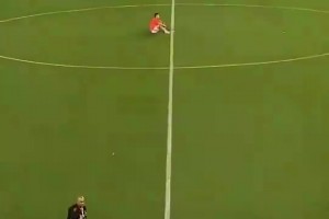 J罗也要告别了？独自坐在球场中央静静思考，可能最后一次主场了