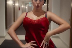 乔治娜最近时刻都在秀C罗求婚大钻戒