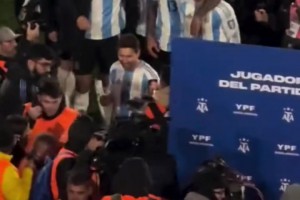 都爱梅西！梅西接受采访时队友们聚在一起高喊梅西名字