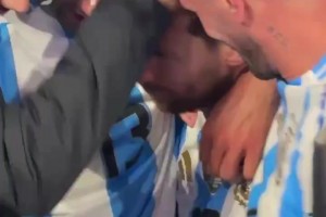 赛后梅西被队友们紧紧拥抱，梅西：你们会让我哭的