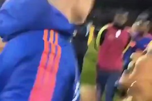 J罗手往哪里放？哥伦比亚女球迷见到J罗反应