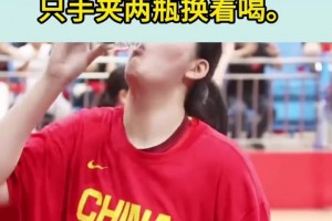 感受下张子宇的巨掌，555毫升矿泉水秒变口服液，还能一次夹俩