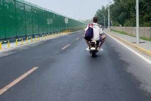 周琦亲自送儿子上幼儿园 网友：没想到琦哥竟然也骑电动车