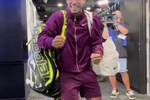 美网半决赛后，阿卡与巴特勒拥抱，看起来像个小卡拉米