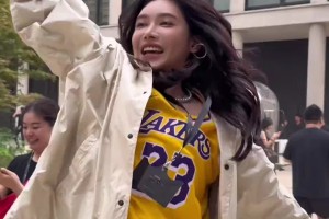 美娜：看看“53岁”女主持人追星成功的一天！